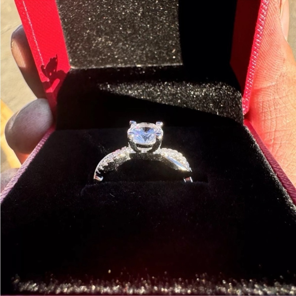 CERTIFIED ONE CARAT MOISSANITE STONE IN SILVER ADJ RING WITH GRA CERTIFICATION - Picture 6 of 9